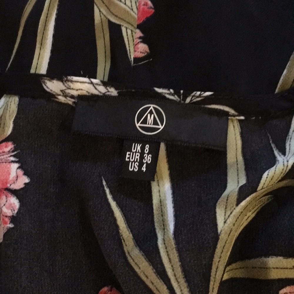 Floral romper 🌸🌼🌻🌺 - Picture 3 of 4